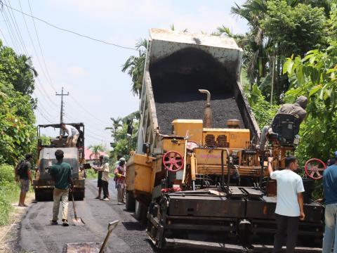 बिर्तामोड नगरपालिकामा सडक कालोपत्रेको काम तिब्रगतिमा 