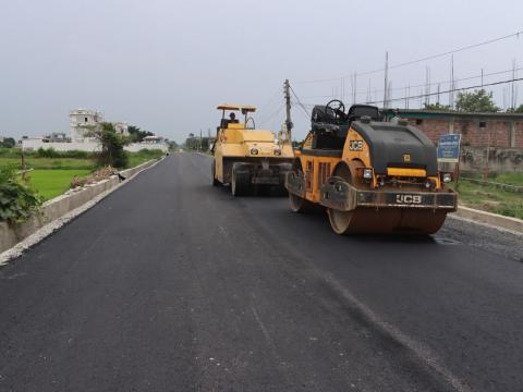 बिर्तामोड नगरपालिका वडा नम्बर २ र ३ मा पर्ने सूर्यनगरबाट गोकुल जोशी मार्ग जोड्ने सडकमा कालोपत्रे सम्पन्न