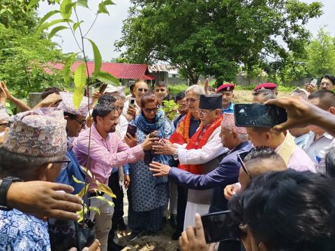 एक लाख विरुवा रोप्ने अभियानमा प्रचण्डको साथ