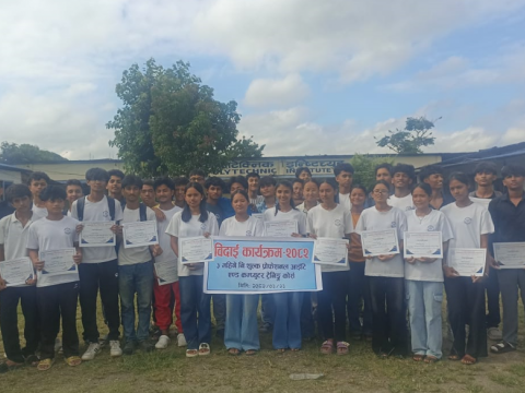 विपन्न परिवारका छात्रालाई आवश्यक सामग्री प्रदान