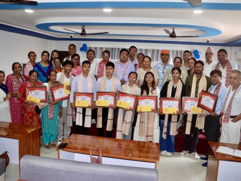 बिर्तामोड नगरपालिकाद्वारा ४ जीपीए प्राप्त विद्यार्थीलाई नगदसहित सम्मान