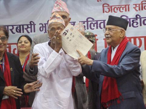 प्रधानमन्त्री केपी शर्मा ओलीद्वारा कनकाईमा धनीपूर्जा वितरण 