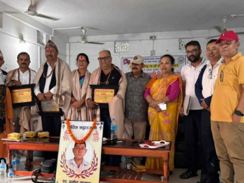 निजामती कर्मचारी संगठनद्वारा पत्रकार खनालसहित चार जना पुरस्कृत