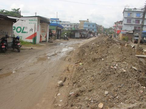 नयाँ बसपार्कको सडक अलपत्र : ठेकेदारको लापरबाहीले स्थानीय आक्रोशित