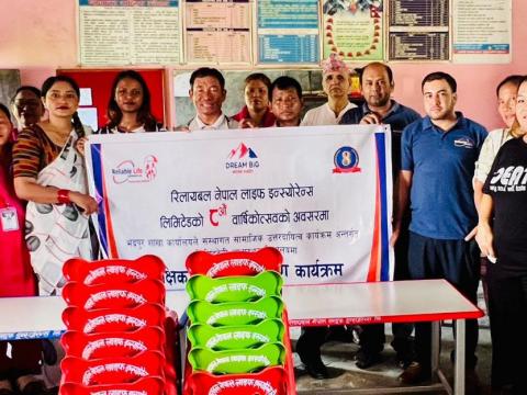 रिलायवल नेपाल लाइफ इन्स्यारेन्स लिमिटेडको आठौं वार्षिकोत्सव: विद्यालय र वृद्धाश्रममा खाद्यन्य सहित कुर्सी टेवल प्रदान