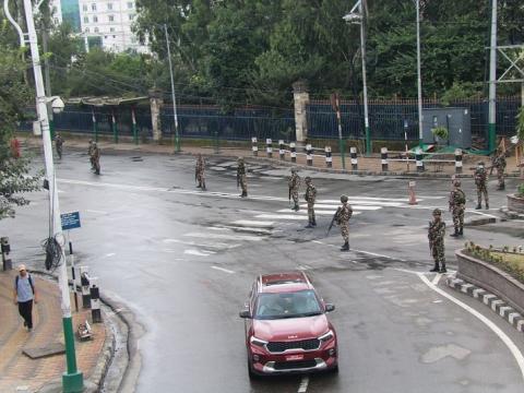 निषेधाज्ञा र कर्फ्यू खुकुलो भए पनि सार्वजनिक गाडी नचल्दा यात्रुलाई सास्ती