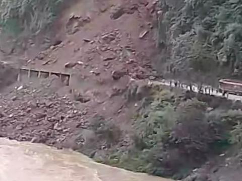बेनीघाट नजिकै खसेको पहिरो पन्छाउन समस्या, दशैँमा घर हिँडेका यात्रु अलपत्र
