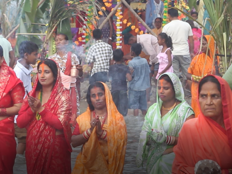 छठ पर्वको मुख्य दिन झापाभर भव्य आराधना — अस्ताउँदो सूर्यलाई हजारौं भक्तजनद्वारा  अर्घ्य अर्पण