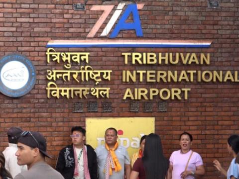 तिहारको मुखमा विदेशिने युवा भन्छन्ः अन्तरिम सरकारले देशमा रोजगारी सिर्जना गरोस्