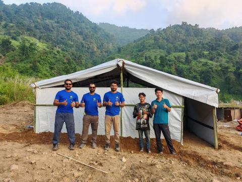 इलामको गोदक टापुमा बाढीपीडितका लागि  आर एस के सेल्टरद्वारा आपतकालीन आवास निर्माण
