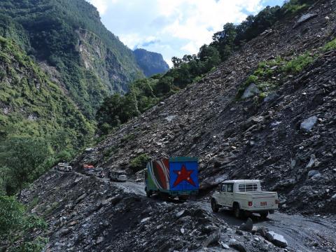 पहिरोले बेनी–जोमसोम सडकमा यातायात सेवा प्रभावित