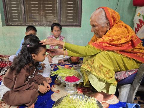 दसैंको टीकाको दोस्रो दिनः आज पनि मान्यजनको हातबाट टीका–जमरा लगाइँदै