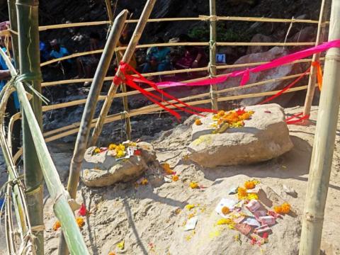 इलाम राजदूवालीमा ‘शिला’ उत्पन्न भएको भन्दै ओइरिए भक्तजन