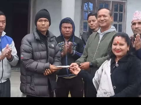 मुकुल बोहराद्वारा मृगौला पीडित  तामाङलाई आर्थिक सहयोग
