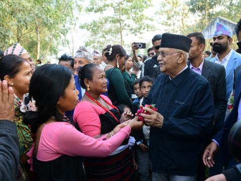 दमकका विभिन्न चौकमा अध्यक्ष ओलीको जनभेटघाट