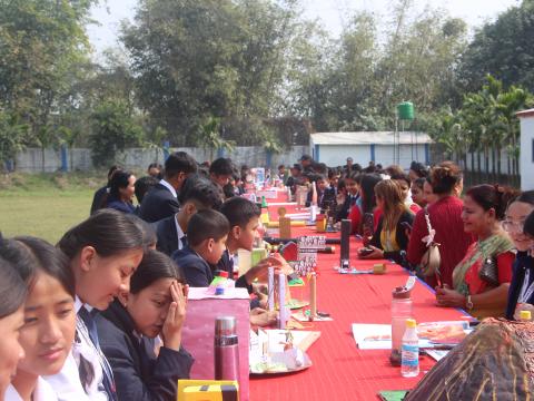 किताबभन्दा बाहिर निस्केर विज्ञान: कारखाना दिनमा विद्यार्थीको प्रतिभा