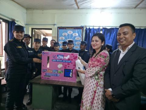 झापामा प्रहरीलाई सेनेटरी प्याड भेन्डिङ मेसिनसहित सामग्री प्रदान