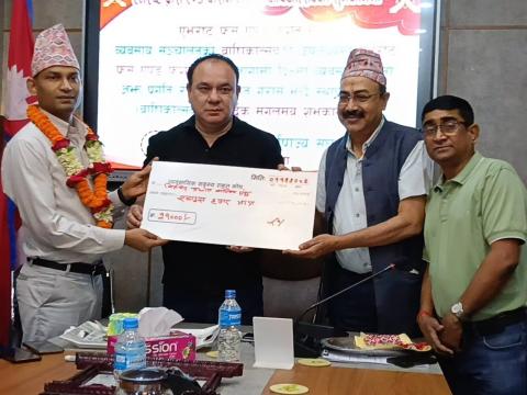 एभरेष्ट फ्रेस एण्ड फेसन मार्ट दोस्रो वर्षमा, राहत कोषमा २१ हजार सहयोग