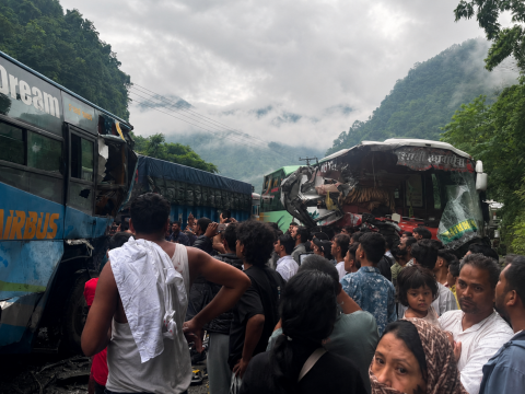 मुग्लिन–नारायणगढ सडकमा दुई बस ठोक्किँदा आवागमन अवरुद्ध, चालक गम्भीर घाइते