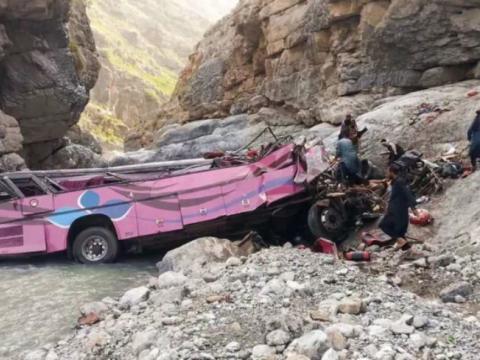 पाकिस्तानमा यात्रु बस भीरमा खस्दा ४० जनाको मृत्यु