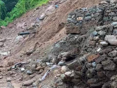 पहिरोले मेची राजमार्ग अवरुद्ध पहिरोले मेची राजमार्ग अवरुद्ध