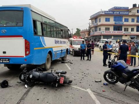 बिर्तामोडमा बस ओभरटेक गर्ने क्रममा तीन सवारी ठोक्किँदा मोटरसाइकल चालकको मृत्यु